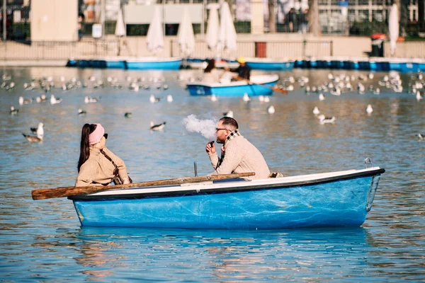 Madrid, Spanien - 19 januari 2022. Folk njuter av fritidsbåtar i El Retiro park — Stockfoto