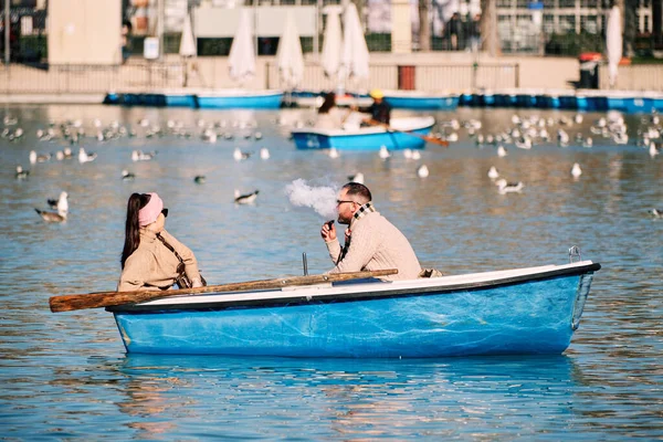 Madrid, Espagne - 19 janvier 2022. Les gens apprécient les bateaux à rames récréatifs dans le parc El Retiro — Photo