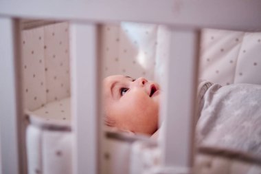 Bebek müzikal beşik modeliyle oynuyor