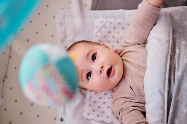 Bebek müzikal beşik modeliyle oynuyor