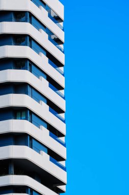 Balkonları ve terasları olan modern bir apartman..