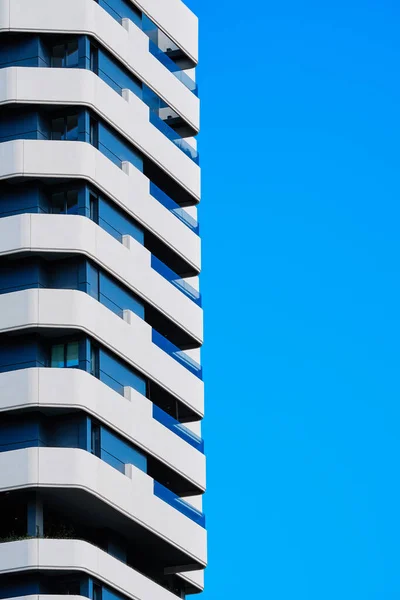 Balkonları ve terasları olan modern bir apartman..