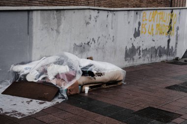 Sokakta uyuyan tanınmayan evsiz.