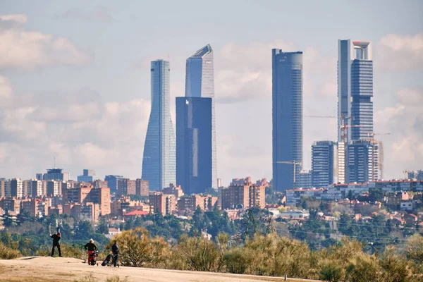 Pozuelo de Alarcon, İspanya - 13 Mart 2022. Halk sahasında golf oynayan insanlar..