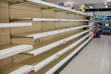 Madrid, İspanya - 25 Mart 2022. Ulaşım grevinden dolayı süpermarket rafları boş