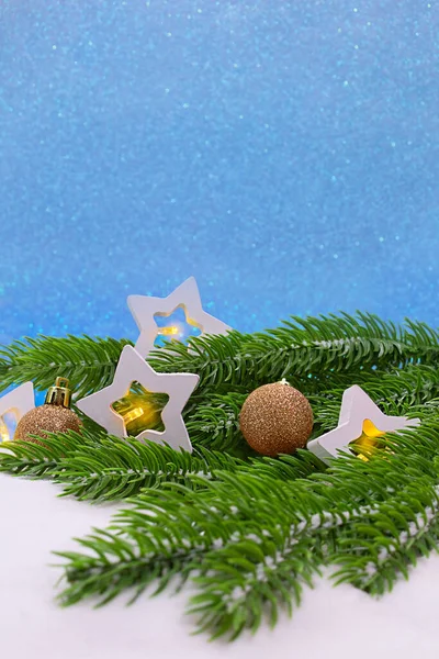 Białe Gwiazdy Światłami Zielonych Gałęziach Świerku Złote Kulki Śniegu Niebieskie — Zdjęcie stockowe