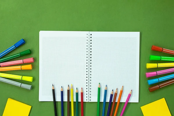 Bolígrafos Fieltro Lápices Colores Una Nota Para Dibujar Papelería Sobre —  Fotos de Stock