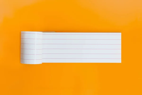 长长的空笔记本 用来记录橙色背景的文字 打开计划书 提醒你复制空间 — 图库照片
