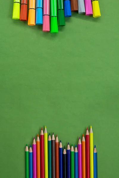 연필을 윗부분이나 측면에 배열하여 녹색으로 글씨를 공간을 만들어 놓는다 학교의 — 스톡 사진