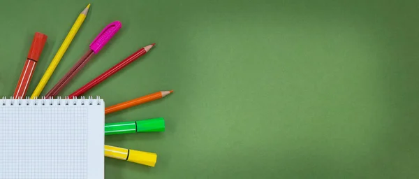 多色のペン 緑の背景の上にセルとノートパッド付きの先端ペンを感じた コンセプトは学校に戻り 絵を描く スペースのコピー — ストック写真