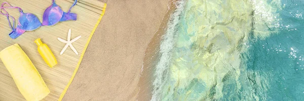 Strohliege Mit Badeanzug Handtuch Sonnenschutzflasche Seestern Auf Sand Meer Blick — Stockfoto