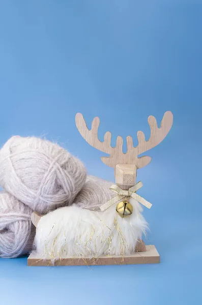 Yarn Gray Wool Slide Wooden White Fluffy Deer Blue Background — 스톡 사진