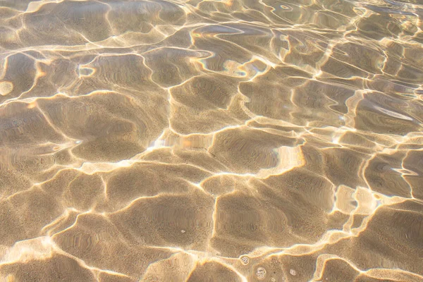 Mořská Voda Zvýrazněním Vlnami Pískem Oceán Nebo Břeh Jezera Slunečný Stock Fotografie