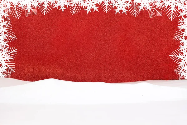 Białe Płatki Śniegu Czerwonym Błyszczącym Tle Śniegiem Ramka Ogłoszenie Święta — Zdjęcie stockowe