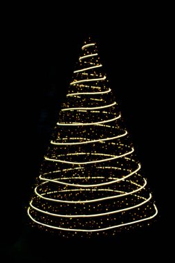 Yılbaşı ağacı siyah izole edilmiş arka planda. Tasarım elemanı. Yeni yıl. Boşluğu kopyala