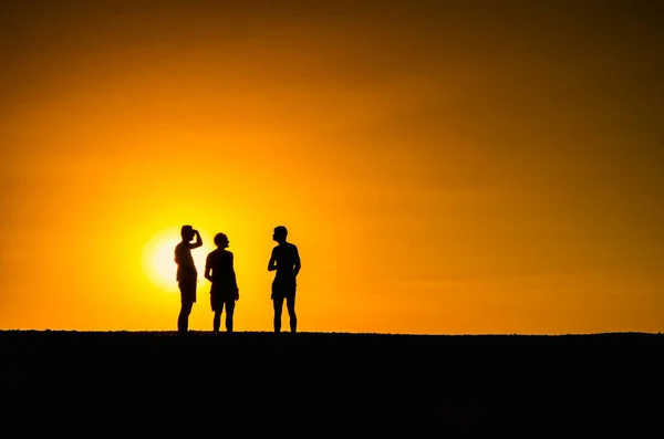 Silueta Tres Personas Con Sol Cayendo Fondo — Foto de Stock