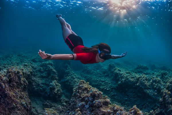 Menina Mergulho Segurando Respiração Com Raios Sol Entrando Água Fundo — Fotografia de Stock