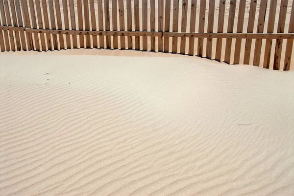 Textura Una Arena Ondulada Con Una Valla Parte Superior — Foto de Stock