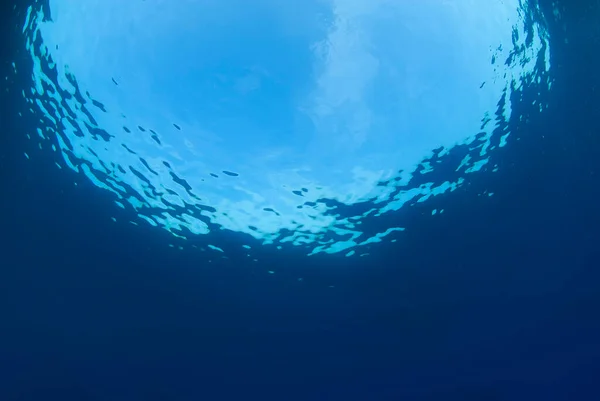 Fondo Azul Del Océano Nube Agua Desde Abajo Con Círculo — Foto de Stock