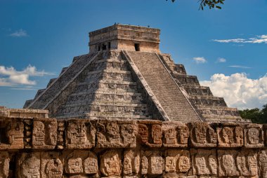 Chichen Itza 'daki kukulkan piramidinin farklı bir görüntüsü.