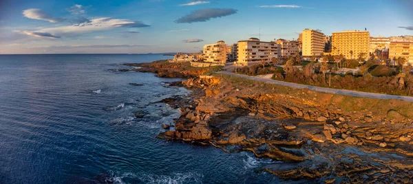 Cabo Cervera, Torrevieja, İspanya 'nın gündoğumunda havadan panoramik manzara