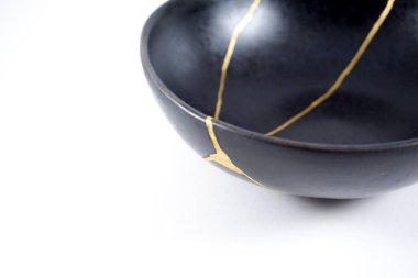Altın çatlaklar Kintsugi, kırık siyah tamir kasesi, Japon tekniği..