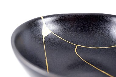Altın çatlaklar Kintsugi, kırık siyah tamir kasesi, Japon tekniği..
