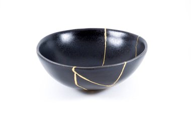 Altın çatlaklar Kintsugi, kırık siyah tamir kasesi, Japon tekniği..