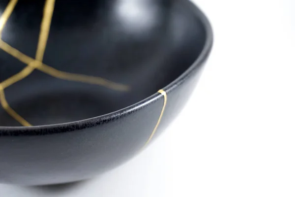 黒い日本の金継ぎ丼 金の割れ目で復元されたアンティークの陶器 伝統的な金固定方法 — ストック写真