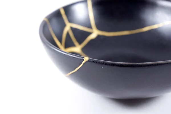 Isolated Black Japanese Kintsugi Bowl Antique Pottery Restored Gold Cracks — Fotografia de Stock