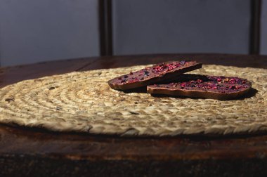 Kolombiya kakaolu çikolata, kahve, acai ve yaban mersinli pasta.