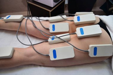 Lipo lazeri. Donanım kozmetolojisi. Vücut bakımı. Cerrahi olmayan vücut şekillendirme. Güzellik salonunda vücut şekillendirme tedavisi, anti-selülit ve anti-yağ terapisi.