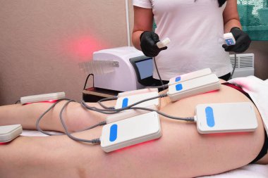 Lipo lazeri. Donanım kozmetolojisi. Vücut bakımı. Cerrahi olmayan vücut şekillendirme. Güzellik salonunda vücut şekillendirme tedavisi, anti-selülit ve anti-yağ terapisi.