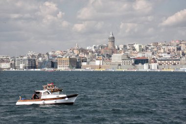 İstanbul 'un simgeleri ve manzaraları. Yılın ilkbaharı, liman. İstanbul. Türkiye