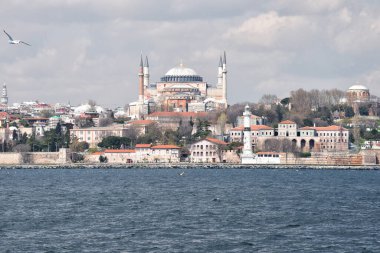 İstanbul 'un simgeleri ve manzaraları. Yılın ilkbaharı, liman. İstanbul. Türkiye