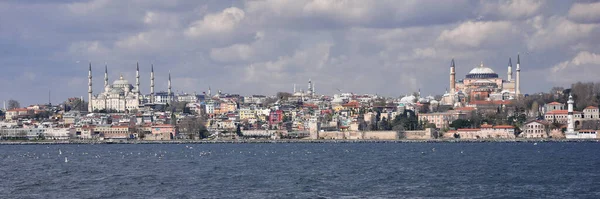 Wahrzeichen Und Landschaften Istanbuls Frühlingszeit Des Jahres Hafen Istanbul Türkei — Stockfoto