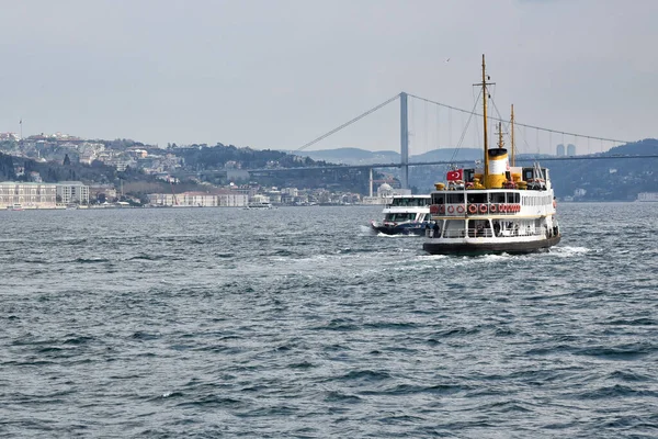 İstanbul 'un simgeleri ve manzaraları. Yılın ilkbaharı, liman. İstanbul. Türkiye