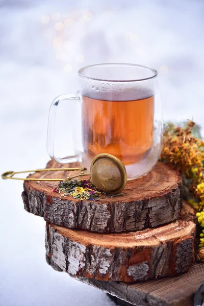 Tee Aus Der Sammlung Von Heilkräutern Und Honig Vor Einem — Stockfoto