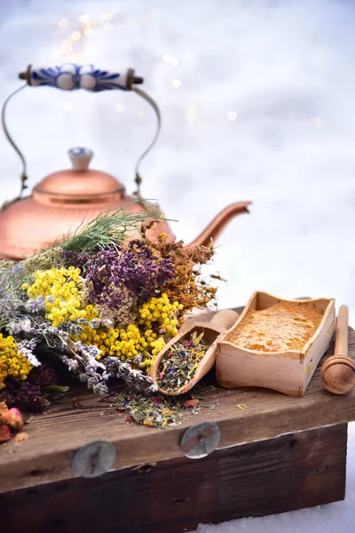 Şifalı Bitkiler Karlı Zeminde Bal Toplanan Çaylar Sağlıklı Yemek Soğuk — Stok fotoğraf