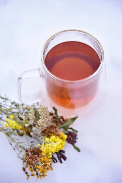 雪の中で薬草や蜂蜜のコレクションからお茶 健康食品 寒さのための冬茶 — ストック写真