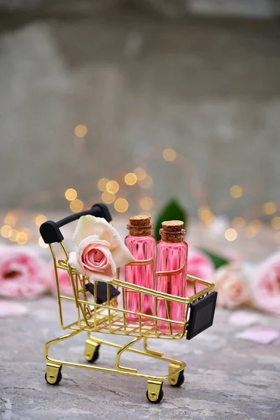 Egy Palack Rózsaolaj Háttérben Rózsa Virágok Bokeh — Stock Fotó