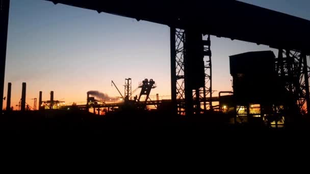 Βιομηχανικό Εργοστάσιο Μέταλλο Μηχανή Ηλιοβασίλεμα Μακρινή Βολή Εξωτερικό Πανόραμα Στα — Αρχείο Βίντεο