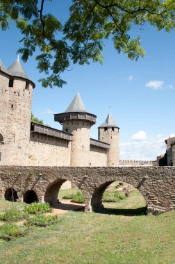 Carcassonne Kalesi 'nin ve Carcassonne, Languedoc-Roussillon, Franc' deki geçiş köprüsünün görüntüsü