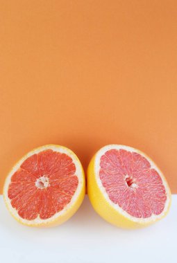 Fotokopi alanı olan turuncu ve beyaz arkaplana karşı greyfurt