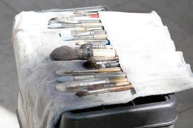 Kullanılmaya hazır bez bir çantada kullanılmış sanatçı fırçası