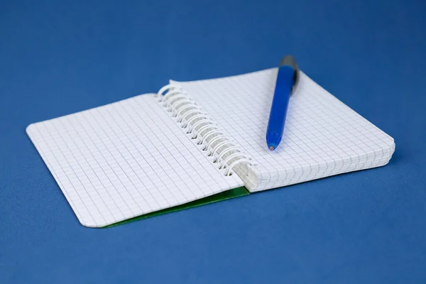 Відкрити Блокнот Ручку Синьому Фоні Написання Концепції — стокове фото