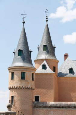 Segovia 'nın Alcazar Kulesi. İspanya 'nın Segovia şehrinde bulunan taştan bir kaledir.