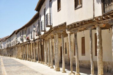 Ampudia, Palencia, İspanya bulunan geleneksel İspanyol mimarisinin en iyi bir örnek teşkil iki katlı arcaded evleri