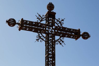 Hristiyan haçı terk edilmiş Belchite kasabasında. İspanya iç savaşı sırasında yok edildi, Zaragoza, İspanya