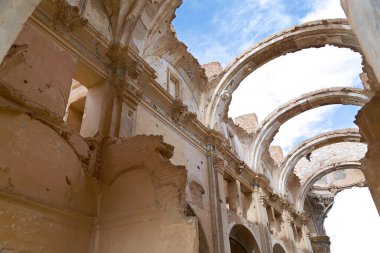 Aziz Augustine Kilisesi 'nin terk edilmiş Belchite kasabasındaki kalıntıları. İspanya iç savaşı sırasında yok edildi, Zaragoza, İspanya